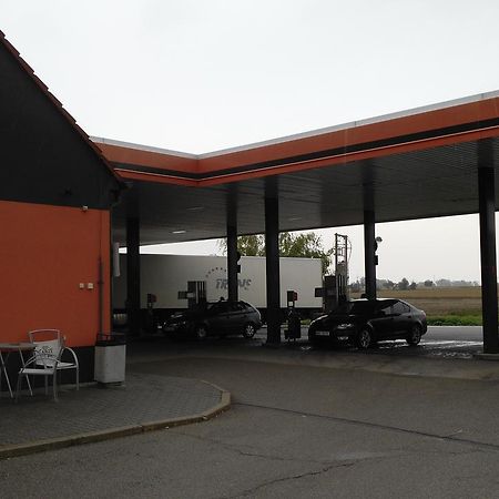 Bed & Parking Eurobit Bed and Breakfast Hrusky  Exteriör bild