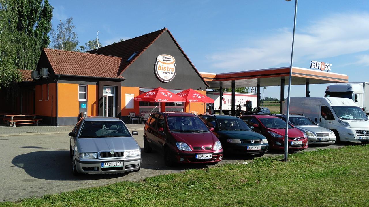 Bed & Parking Eurobit Bed and Breakfast Hrusky  Exteriör bild