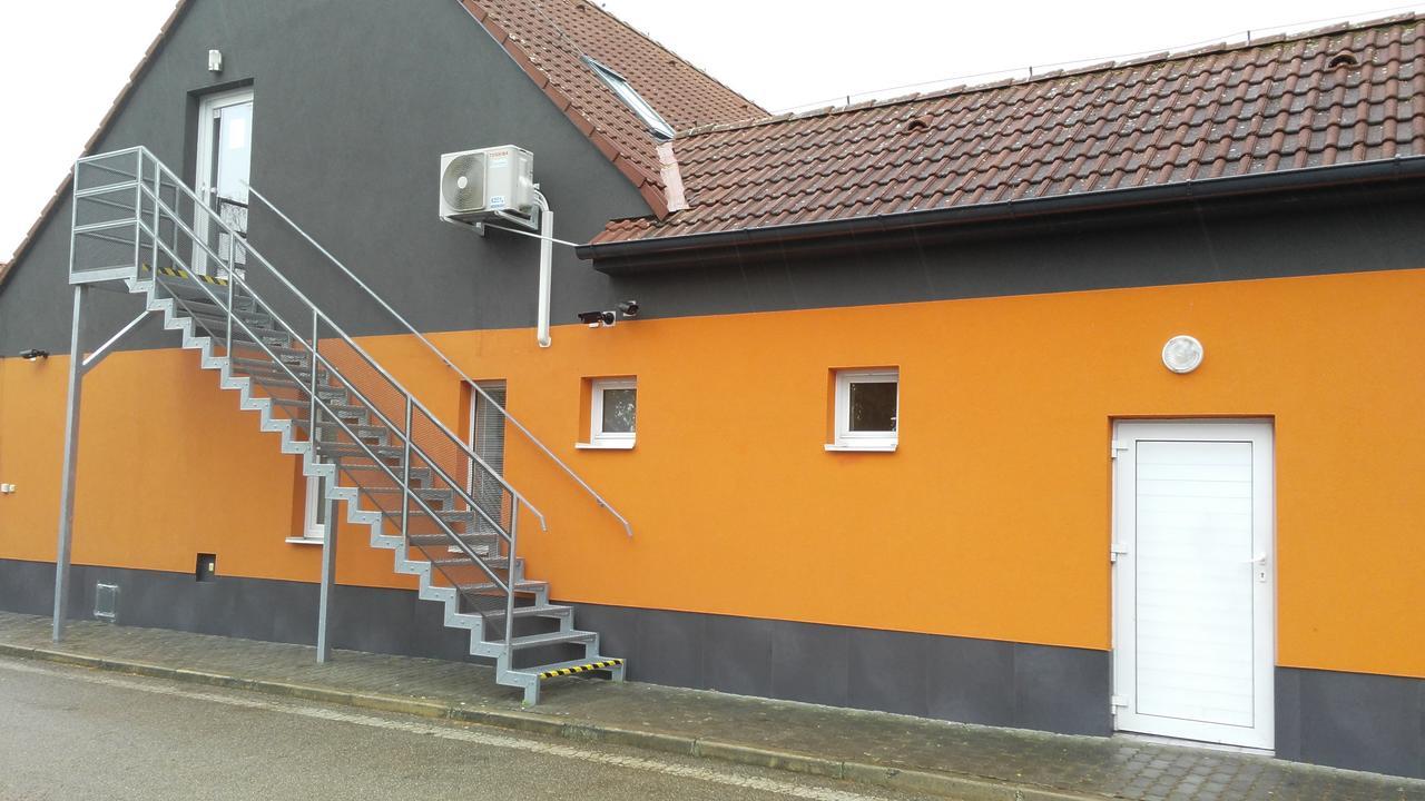 Bed & Parking Eurobit Bed and Breakfast Hrusky  Exteriör bild