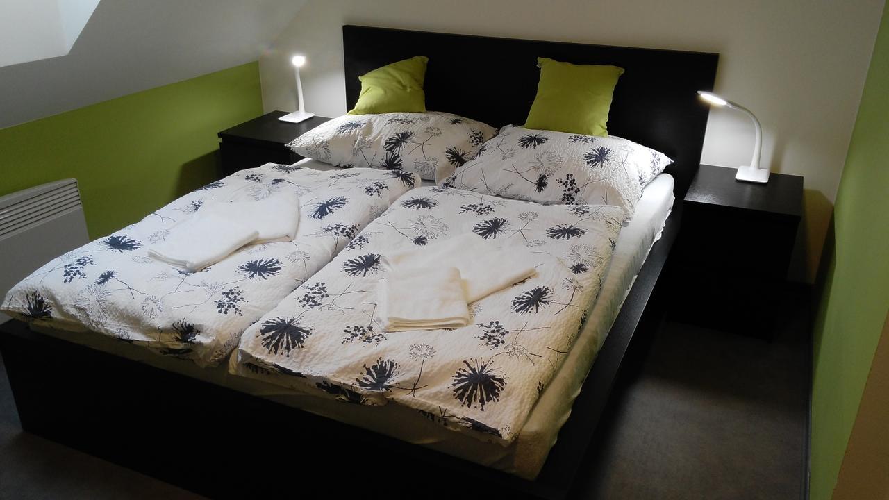 Bed & Parking Eurobit Bed and Breakfast Hrusky  Exteriör bild